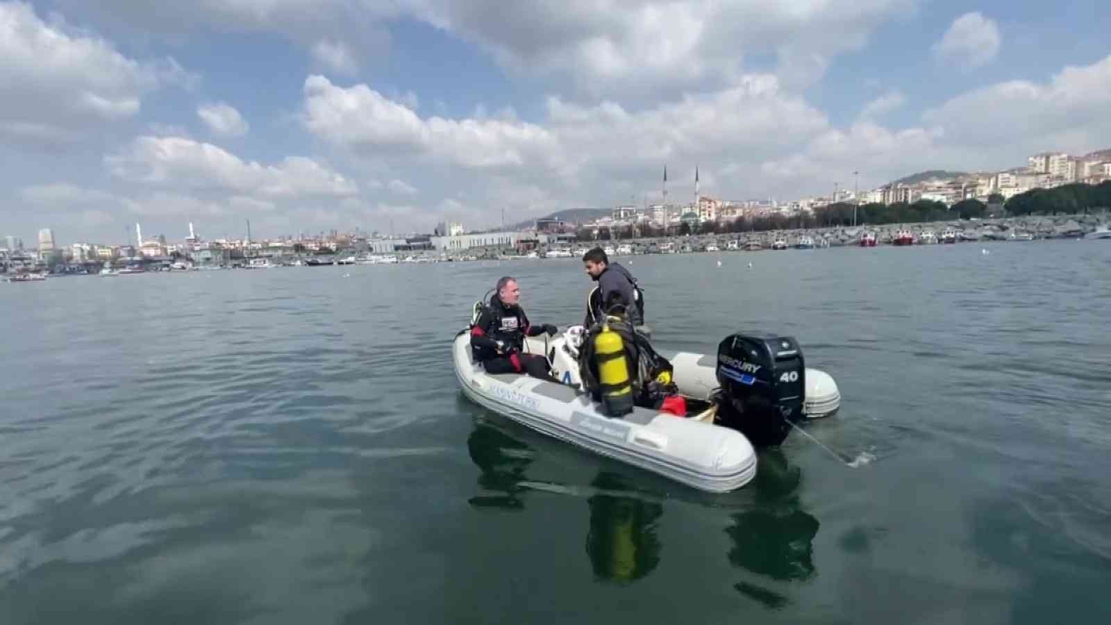 Marmara Denizi’nde eğitim için dalış gerçekleştiren Pendik Belediyesi arama kurtarma ekipleri (PEAK), sualtı kamerası ile denizin derinliklerini ...