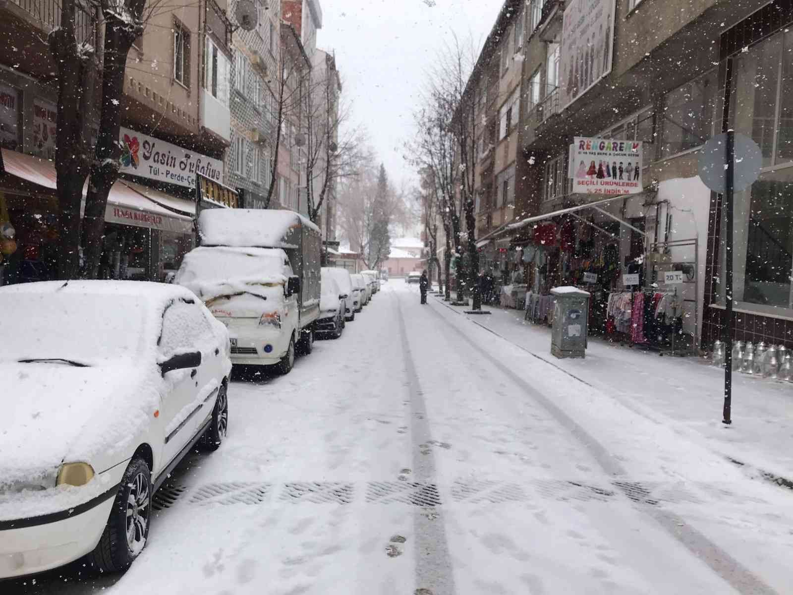’Mart kapıdan baktırır kazma kürek yaktırır’ atasözü tam bugün için söylenmiş Bilecik’te dünden beri devam eden lapa lapa yağan kar yağışı ’Mart kapıdan baktırır kazma kürek yaktırır’ atasözünü akıllara getirdi. Bilecik ve ...