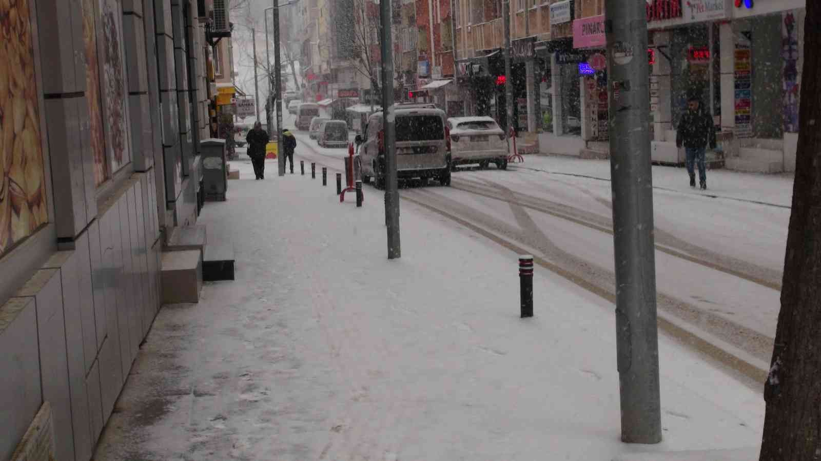 ’Mart kapıdan baktırır kazma kürek yaktırır’ atasözü tam bugün için söylenmiş Bilecik’te dünden beri devam eden lapa lapa yağan kar yağışı ’Mart kapıdan baktırır kazma kürek yaktırır’ atasözünü akıllara getirdi. Bilecik ve ...