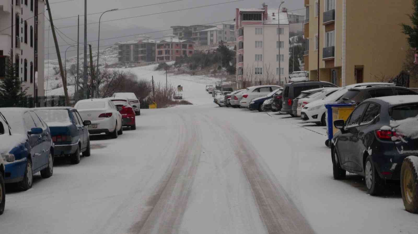 ’Mart kapıdan baktırır kazma kürek yaktırır’ atasözü tam bugün için söylenmiş Bilecik’te dünden beri devam eden lapa lapa yağan kar yağışı ’Mart kapıdan baktırır kazma kürek yaktırır’ atasözünü akıllara getirdi. Bilecik ve ...