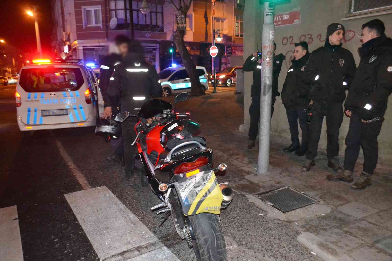 Tekirdağ’ın Çorlu ilçesinde plakasını maskeyle gizleyen motosiklet sürücüsü polisten kaçmaya çalışırken 2 kilometrelik kovalamaca sonrası ...