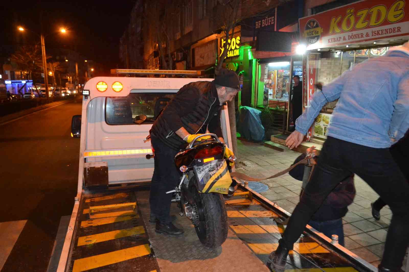 Tekirdağ’ın Çorlu ilçesinde plakasını maskeyle gizleyen motosiklet sürücüsü polisten kaçmaya çalışırken 2 kilometrelik kovalamaca sonrası ...