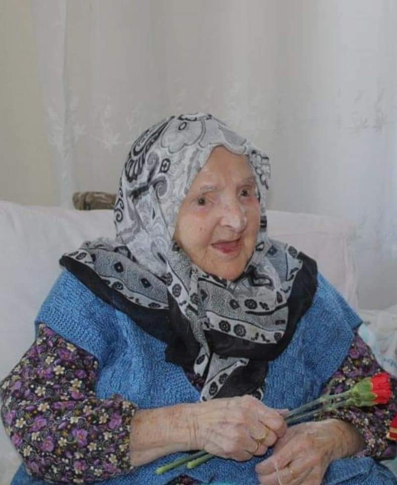 Mehmetçik üşümesin diye ördüğü çoraplarla herkesin yüreğini ısıtan Zeliha nine hayatını kaybetti Geçtiğimiz yıl soğuk hava şartlarında askerler üşümesin diye ördüğü 115 çift çorabı askerlere gönderen Zeliha nine 119 yaşında vefat etti. Zeliha ...