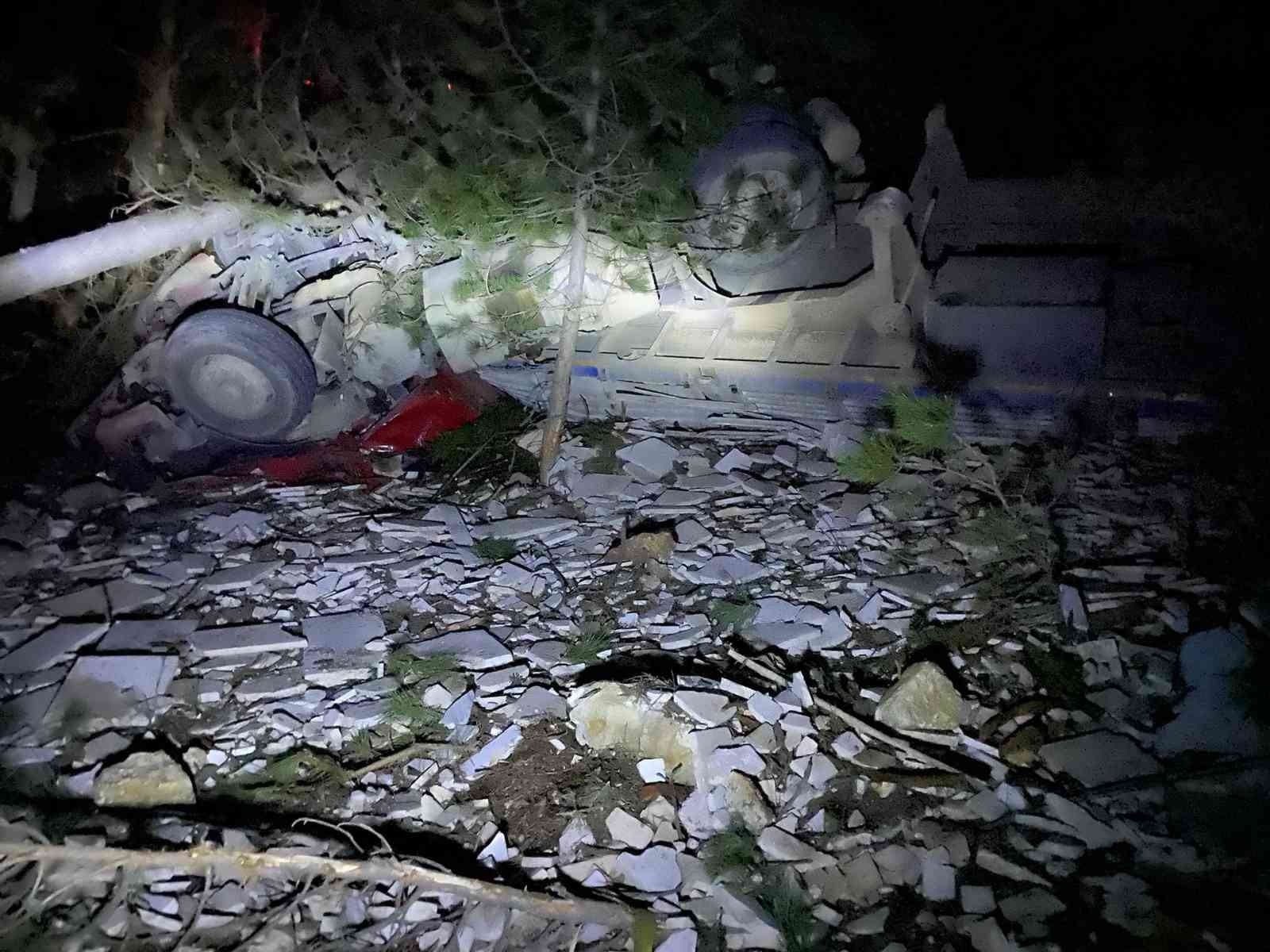 Mermer yüklü tır takla attı: 1 yaralı Bursa’nın Büyükorhan ilçesinde, direksiyon hakimiyetini kaybederek takla atan mermer yüklü tır sürücüsü yaralandı. Alınan bilgiye göre, kaza ...