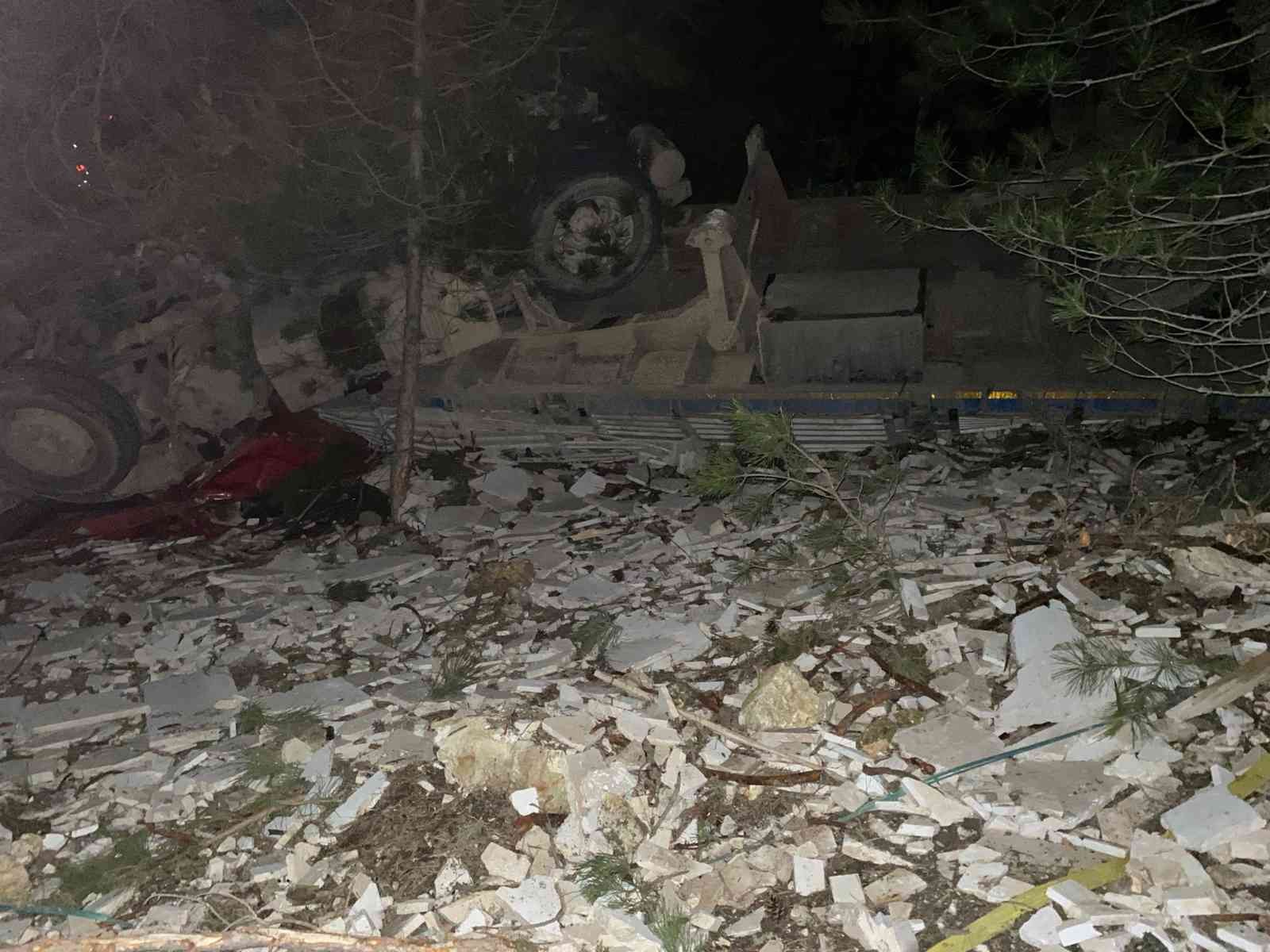 Mermer yüklü tır takla attı: 1 yaralı Bursa’nın Büyükorhan ilçesinde, direksiyon hakimiyetini kaybederek takla atan mermer yüklü tır sürücüsü yaralandı. Alınan bilgiye göre, kaza ...