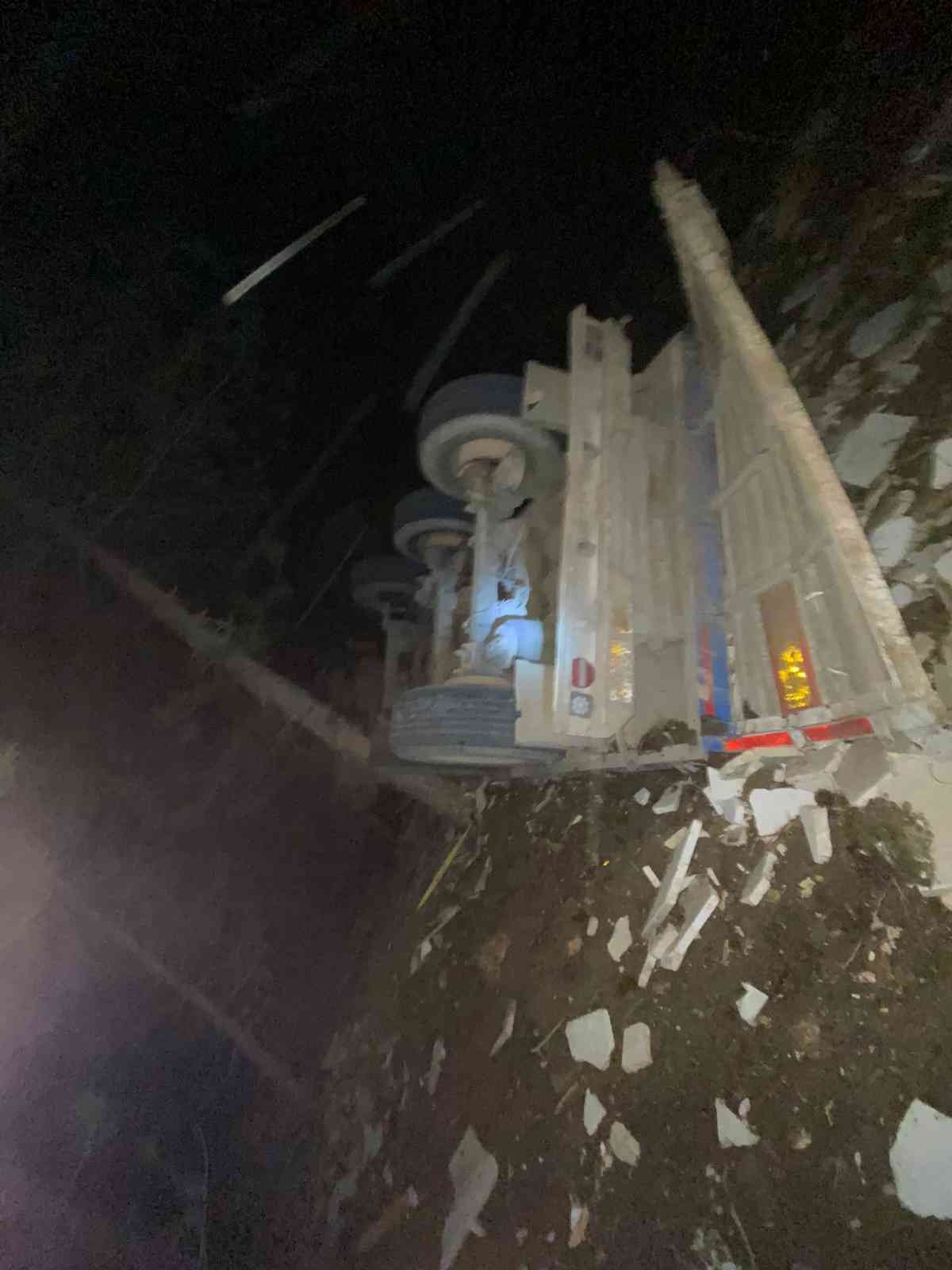 Mermer yüklü tır takla attı: 1 yaralı Bursa’nın Büyükorhan ilçesinde, direksiyon hakimiyetini kaybederek takla atan mermer yüklü tır sürücüsü yaralandı. Alınan bilgiye göre, kaza ...