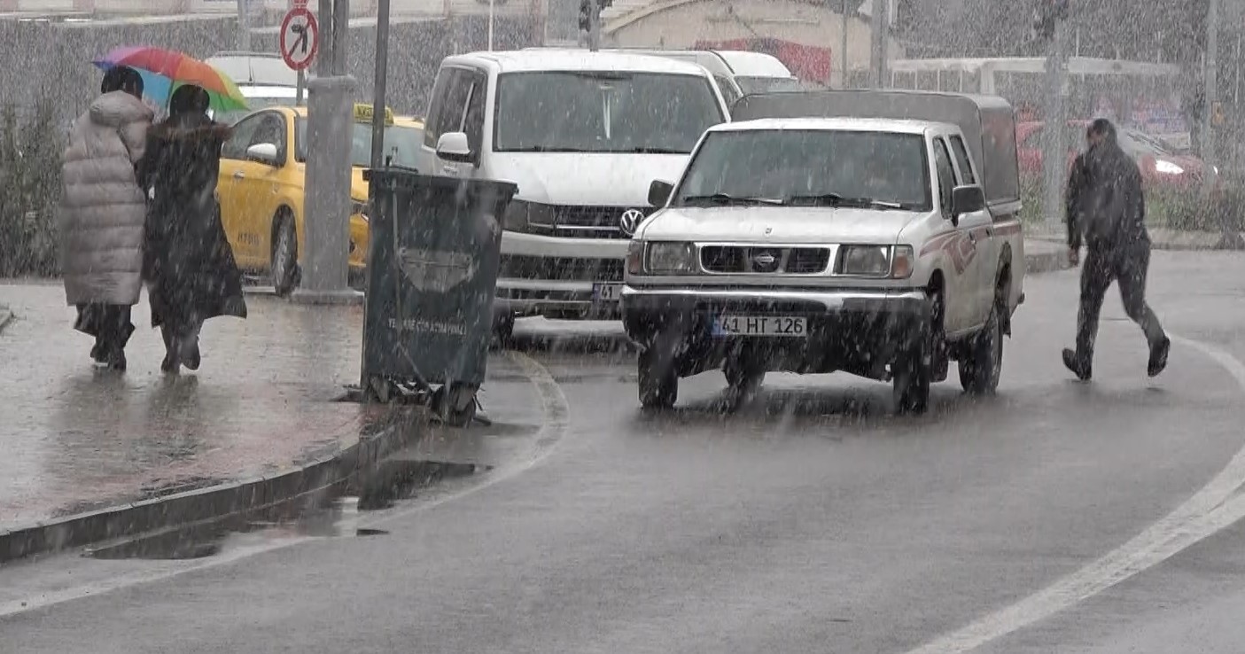 Meteoroloji’nin uyarılarının ardından Kocaeli’de kar yağışı başladı Meteoroloji Genel Müdürlüğü’nün uyarılarının ardından Kocaeli’de kar yağışı etkili olmaya başladı. Kocaeli’de günlerdir beklenen kar yağışı, öğle ...
