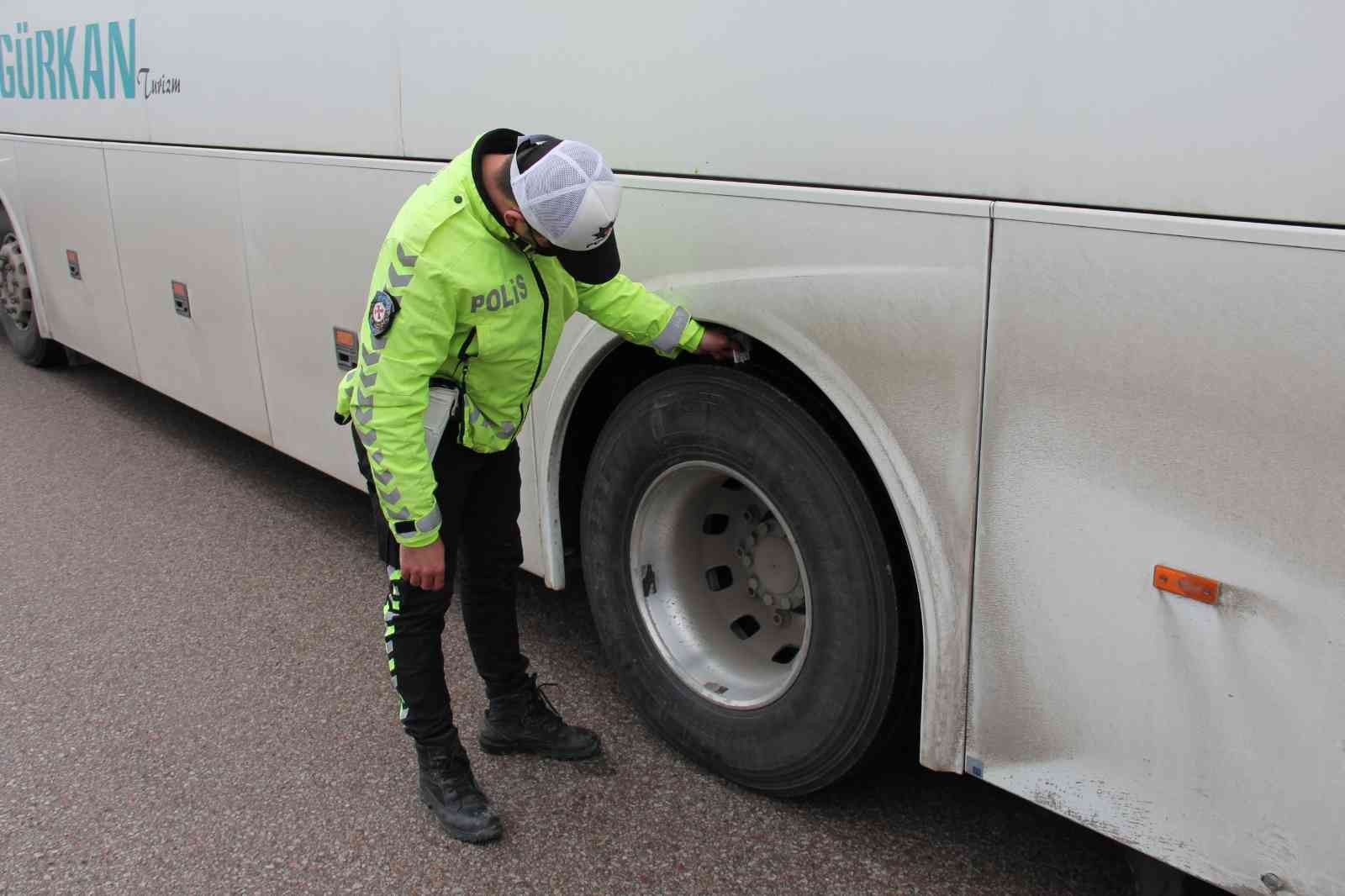Meteoroloji’nin uyarısı polis ekiplerini harekete geçirdi Kocaeli’de etkili olması beklenen yoğun kar yağışı uyarısının ardından polis ekipleri kış lastiği ve emniyet kemeri denetimi yaptı. Meteoroloji ...