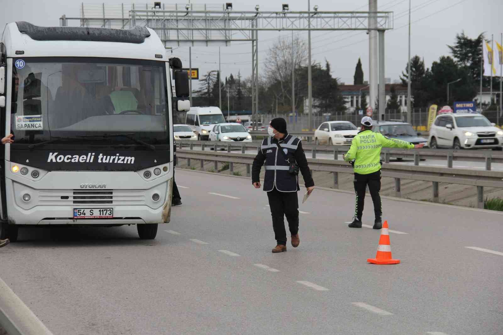 Meteoroloji’nin uyarısı polis ekiplerini harekete geçirdi Kocaeli’de etkili olması beklenen yoğun kar yağışı uyarısının ardından polis ekipleri kış lastiği ve emniyet kemeri denetimi yaptı. Meteoroloji ...