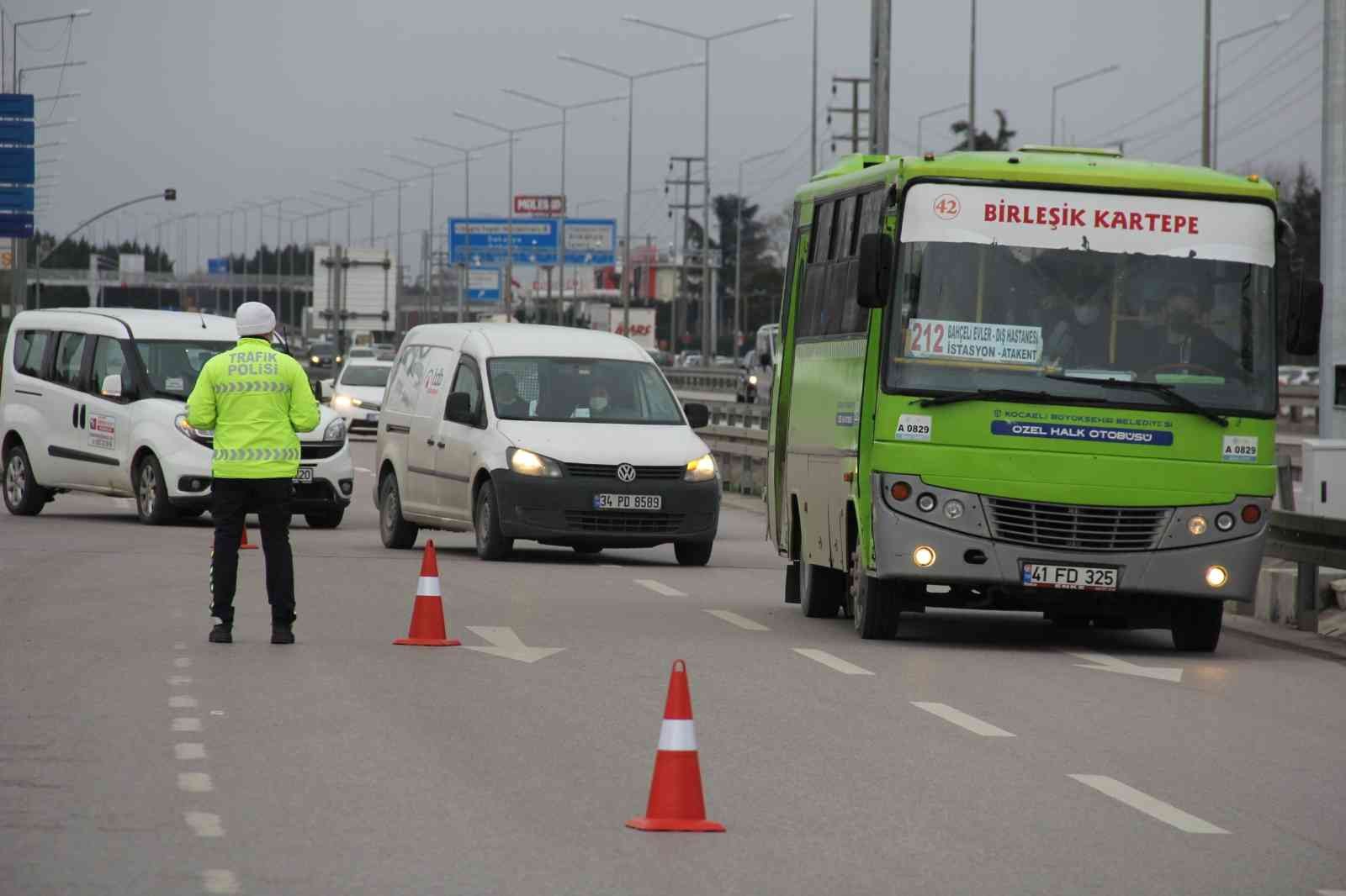 Meteoroloji’nin uyarısı polis ekiplerini harekete geçirdi Kocaeli’de etkili olması beklenen yoğun kar yağışı uyarısının ardından polis ekipleri kış lastiği ve emniyet kemeri denetimi yaptı. Meteoroloji ...
