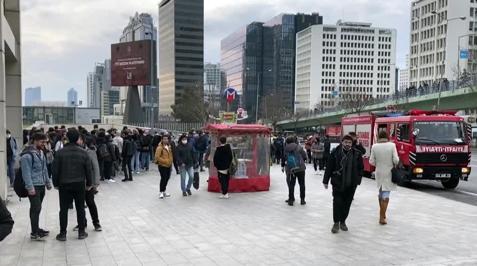 İstanbul’da İTÜ Metro İstasyonunda yaşanan intihar girişimi nedeniyle seferlerde aksama yaşandı. Seferler olaydan yaklaşık 30 dakika sonra tekrar ...