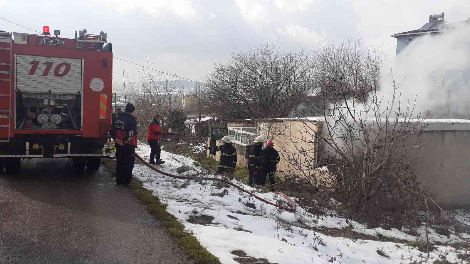 Metruk bina alevlere teslim oldu Kocaeli’nin Çayırova ilçesinde metruk binada çıkan yangın, itfaiye ekiplerinin müdahalesinin ardından söndürüldü. Yangın, Kocaeli’nin Çayırova ...