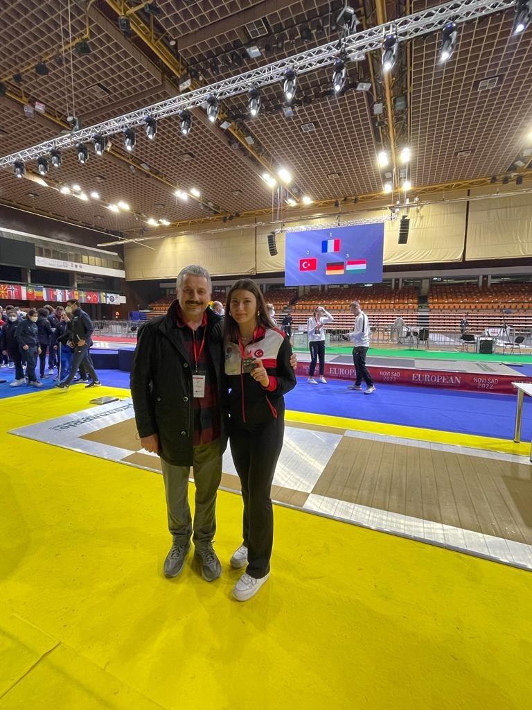 Milli eskrimci Nisanur Erbil’den gümüş madalya Nisanur Erbil, Sırbistan’ın Novi Sad şehrinde devam eden Gençler ve Yıldızlar Avrupa Eskrim Şampiyonası’nın üçüncü gününde gümüş madalya alarak ...