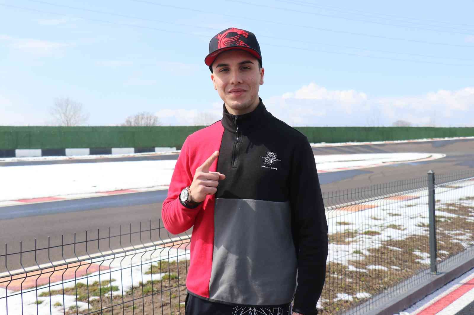 Milli motosikletçiler, Dünya Supersport Şampiyonası’na hazırlanıyor Dünya Supersport Şampiyonası 600 cc’de mücadele edecek milli motosikletçiler Can Öncü ve Bahattin Sofuoğlu, nisan ayındaki şampiyona için Sakarya ...