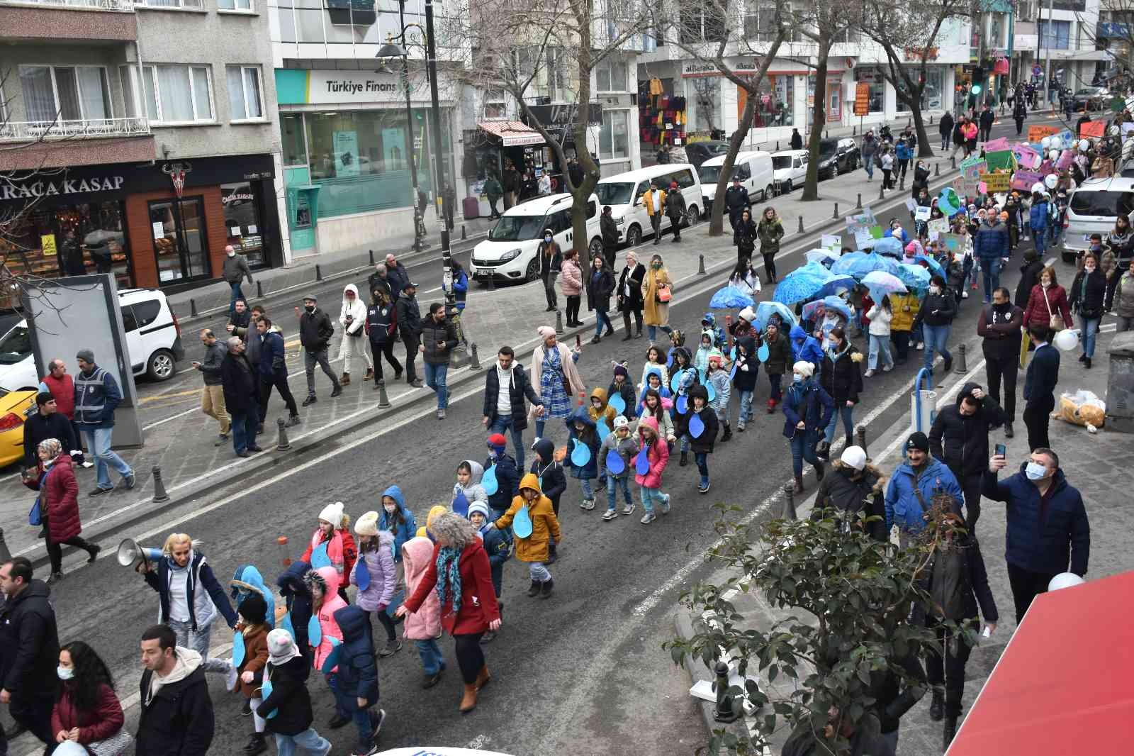Minikler su tasarrufu için yürüdü Tekirdağ’da minik öğrenciler su tasarrufuna dikkat çekmek için yürüyüş düzenledi. Tekirdağ’ın Süleymanpaşa ilçesinde bir özel okul tarafından 22 ...