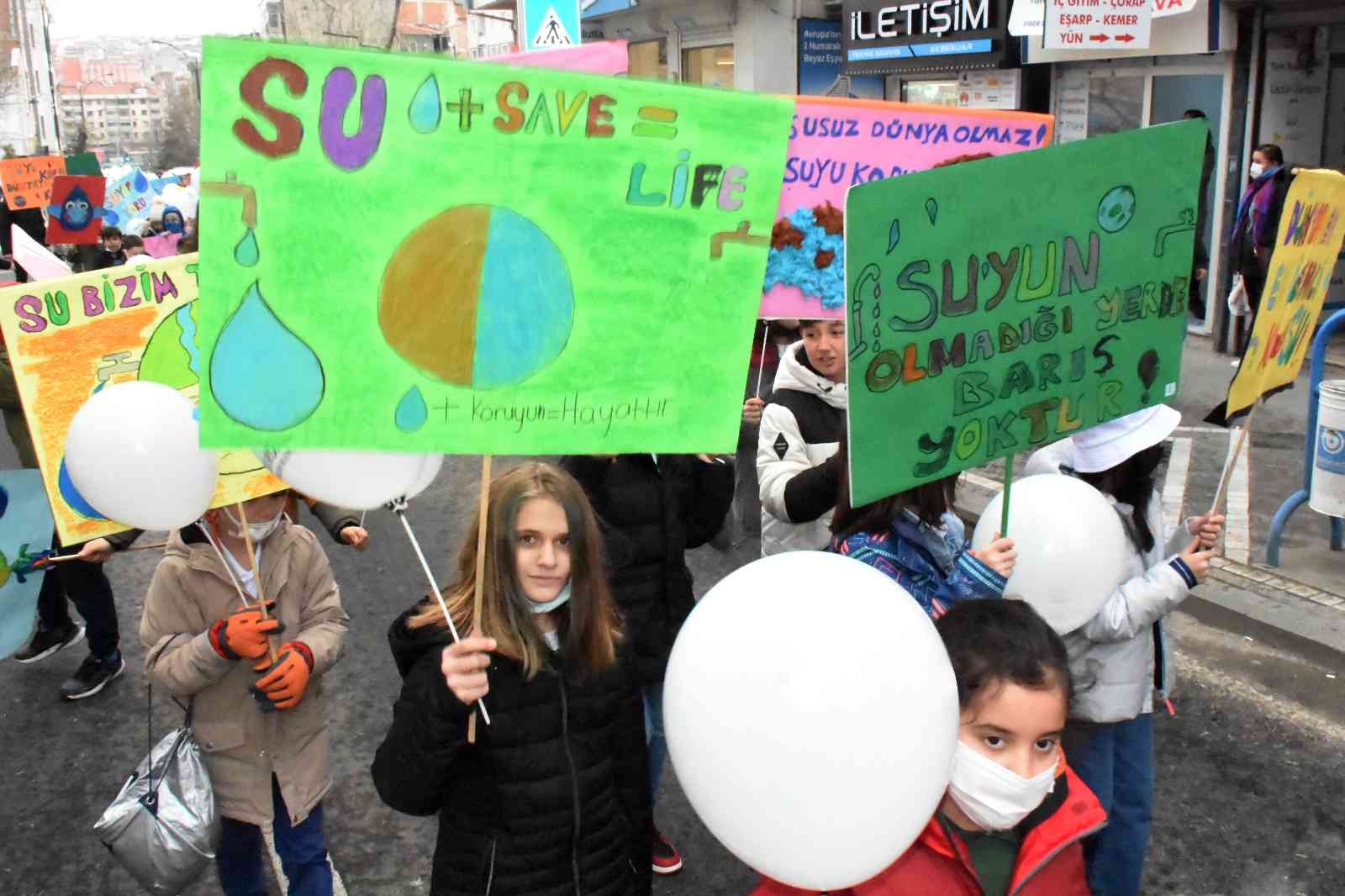 Minikler su tasarrufu için yürüdü Tekirdağ’da minik öğrenciler su tasarrufuna dikkat çekmek için yürüyüş düzenledi. Tekirdağ’ın Süleymanpaşa ilçesinde bir özel okul tarafından 22 ...