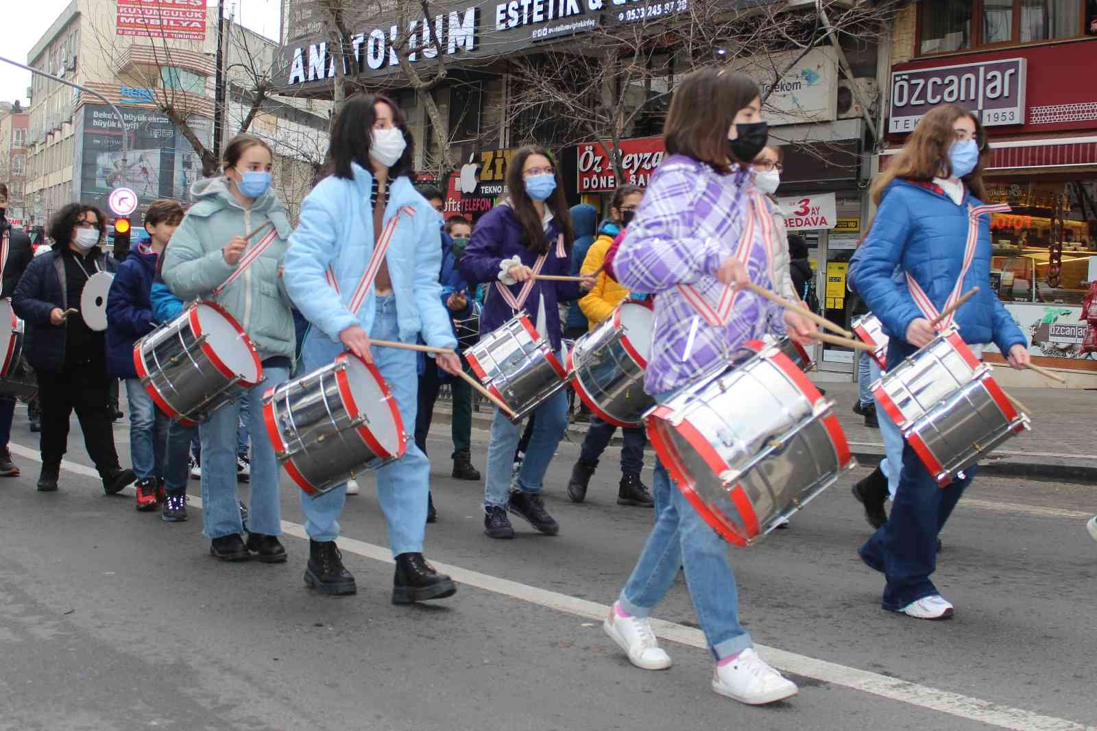 Minikler su tasarrufu için yürüdü Tekirdağ’da minik öğrenciler su tasarrufuna dikkat çekmek için yürüyüş düzenledi. Tekirdağ’ın Süleymanpaşa ilçesinde bir özel okul tarafından 22 ...