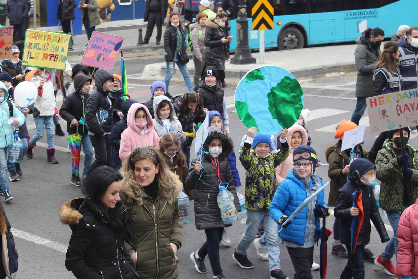 Minikler su tasarrufu için yürüdü Tekirdağ’da minik öğrenciler su tasarrufuna dikkat çekmek için yürüyüş düzenledi. Tekirdağ’ın Süleymanpaşa ilçesinde bir özel okul tarafından 22 ...