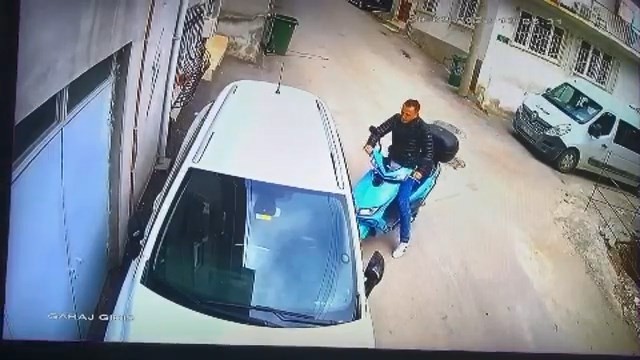 Bursa’da motosiklet kullanmayı bilmeyen hırsızlık şüphelisi, motosiklet çalınca ortaya komik anlar çıktı. Bu anlar kameralara yansıdı. Olay ...