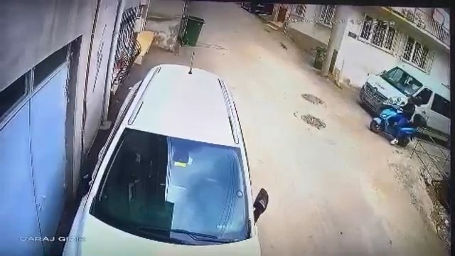 Motosiklet kullanmayı bilmeyen ve motosiklet çalan hırsızın komik anları kameralarda Bursa’da motosiklet kullanmayı bilmeyen hırsızlık şüphelisi, motosiklet çalınca ortaya komik anlar çıktı. Bu anlar kameralara yansıdı. Olay ...