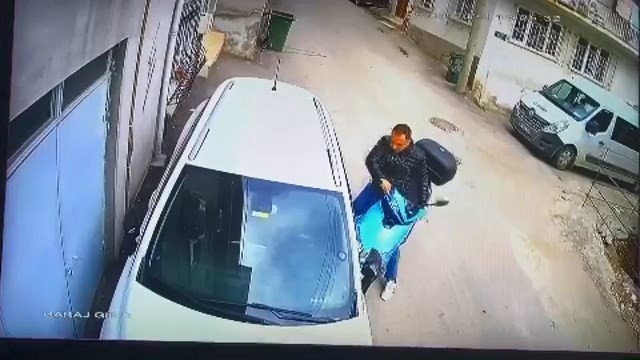 Motosiklet kullanmayı bilmeyen ve motosiklet çalan hırsızın komik anları kameralarda Bursa’da motosiklet kullanmayı bilmeyen hırsızlık şüphelisi, motosiklet çalınca ortaya komik anlar çıktı. Bu anlar kameralara yansıdı. Olay ...