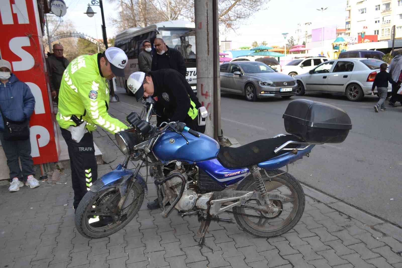Motosikletinin değeri kadar ceza yedi Tekirdağ’ın Çorlu ilçesinde ehliyetsiz ve plakasız motosiklet kullanırken trafik polisine yakalanan sürücüye 11 bin 645 lira para cezası kesildi ...