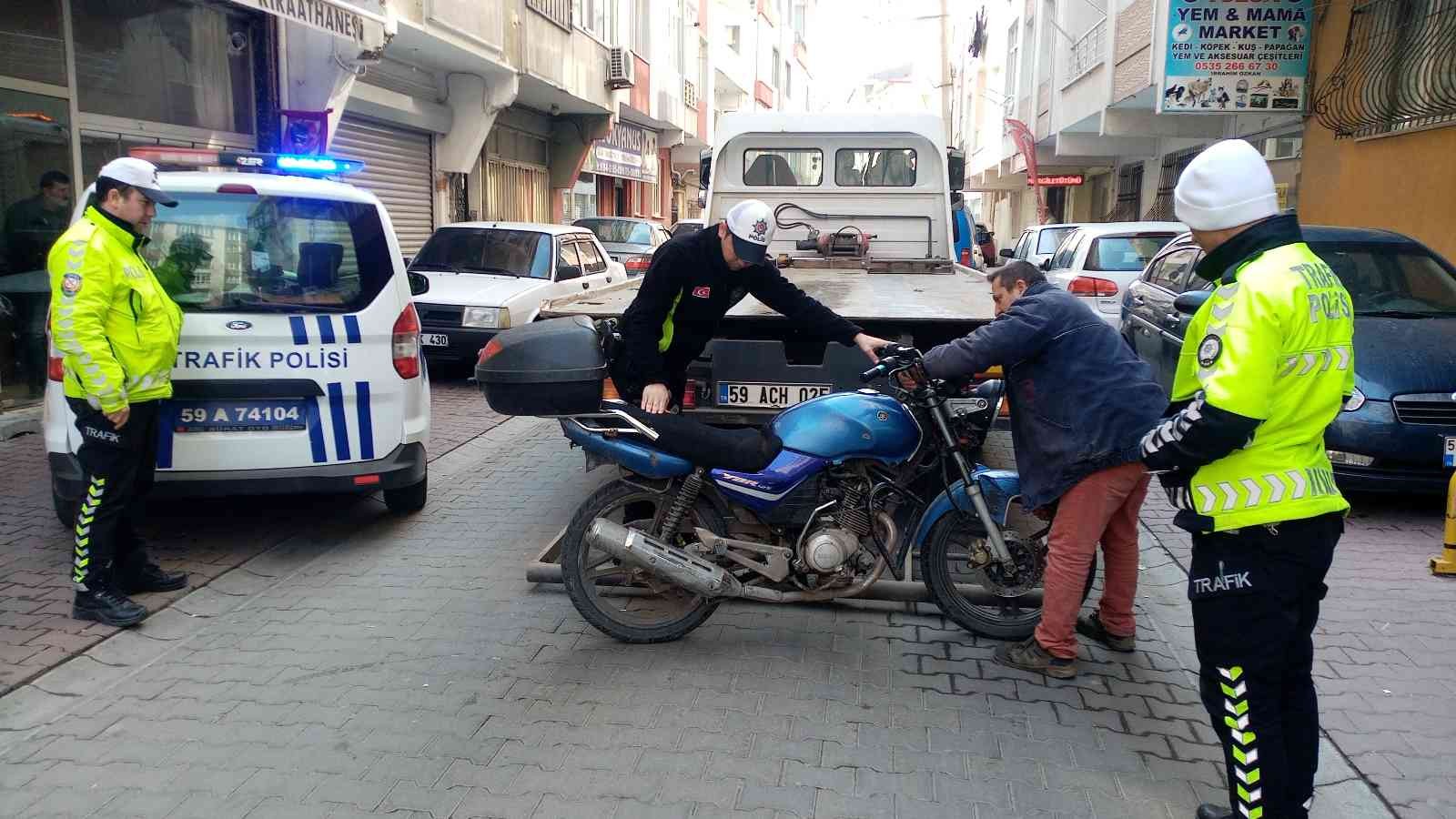 Motosikletinin değeri kadar ceza yedi Tekirdağ’ın Çorlu ilçesinde ehliyetsiz ve plakasız motosiklet kullanırken trafik polisine yakalanan sürücüye 11 bin 645 lira para cezası kesildi ...
