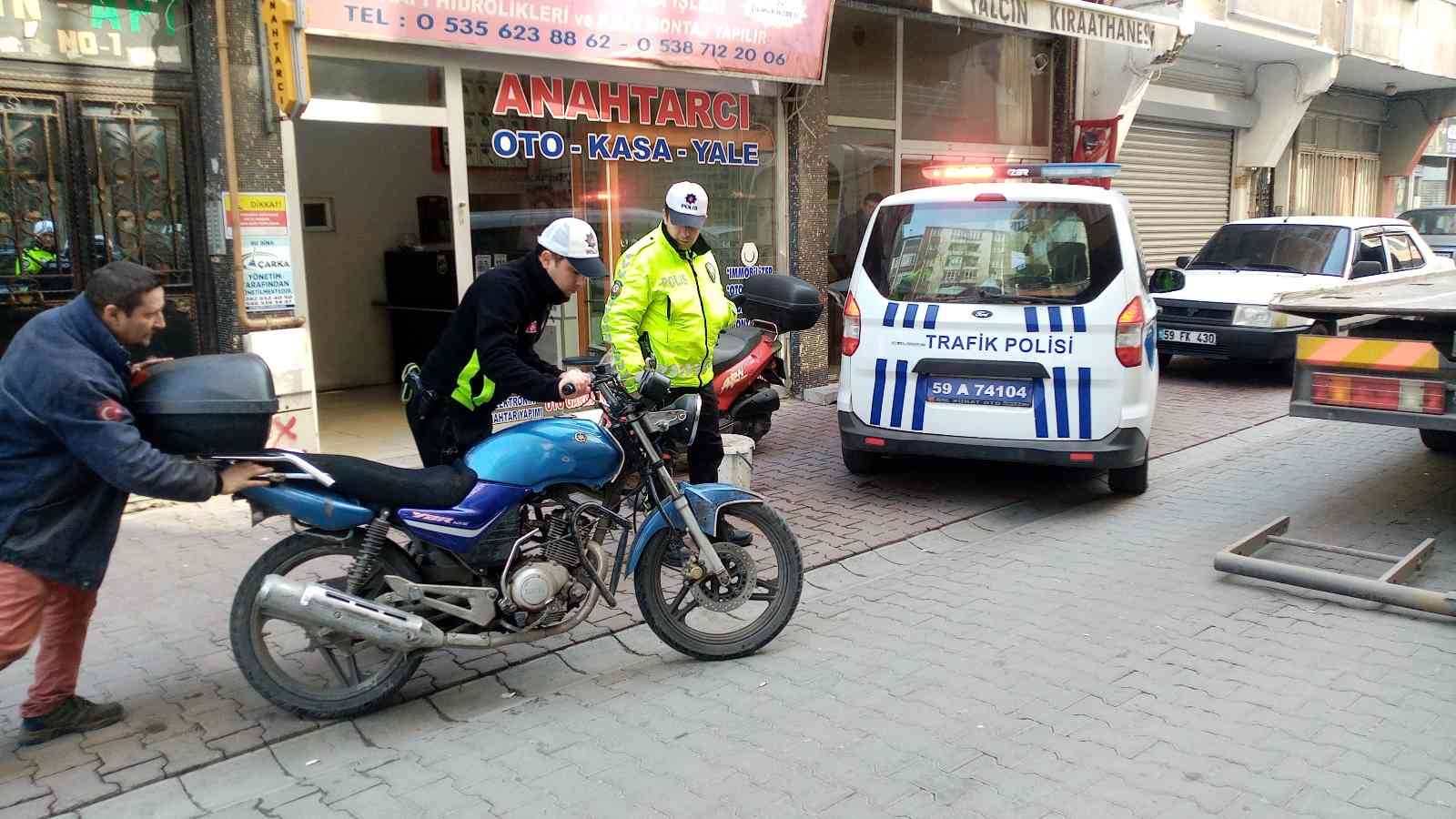 Tekirdağ’ın Çorlu ilçesinde ehliyetsiz ve plakasız motosiklet kullanırken trafik polisine yakalanan sürücüye 11 bin 645 lira para cezası kesildi ...