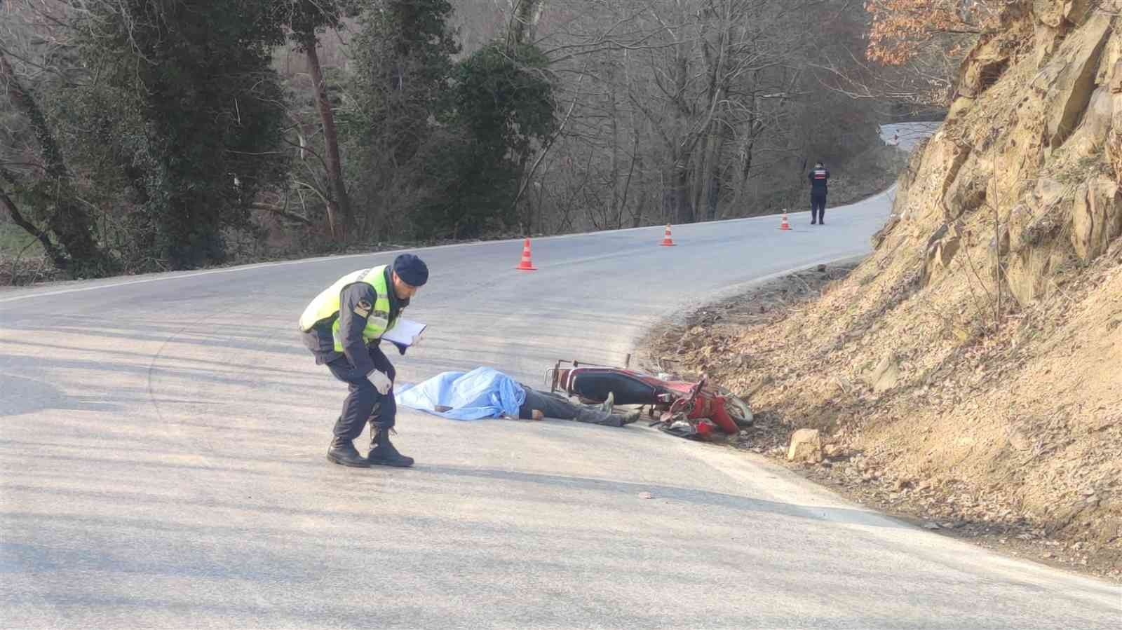 Motosikletle kamyona çarptı, olay yerinde can verdi Bursa’nın Orhangazi ilçesinde bir motosiklet karşı yönden gelen kamyona yandan çarptı. Kazada motosiklet sürücüsü olay yerinde feci şekilde can ...