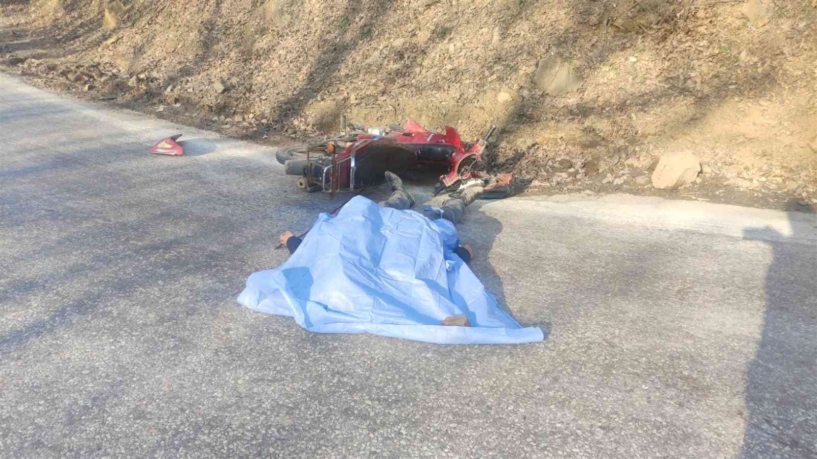 Bursa’nın Orhangazi ilçesinde bir motosiklet karşı yönden gelen kamyona yandan çarptı. Kazada motosiklet sürücüsü olay yerinde feci şekilde can ...