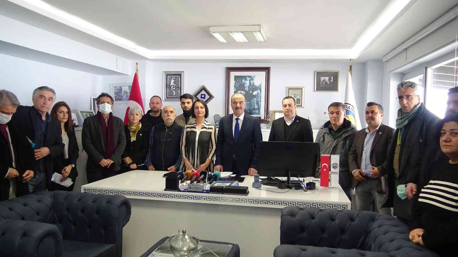 Mudanya Belediye Başkanı’ndan imar açıklaması Mudanya Belediye Başkanı Hayri Türkyılmaz, Mudanya’da inşaat izni verilen zeytinlik alanların kendi döneminde imara açıldığı yönündeki iddialarla ...