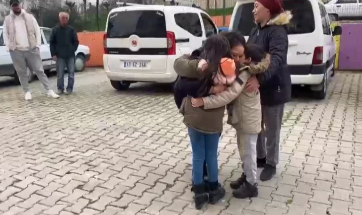 Müebbetten beraate...Özgürlüğüne kavuşan hamile anne çocuklarına böyle koştu... Balıkesir’in Karesi ilçesinde geçtiğimiz yıl kendisini ve 2 çocuğunu ölümle tehdit ettiği gerekçesiyle kocasını pompalı tüfekle öldürüp cezaevine ...