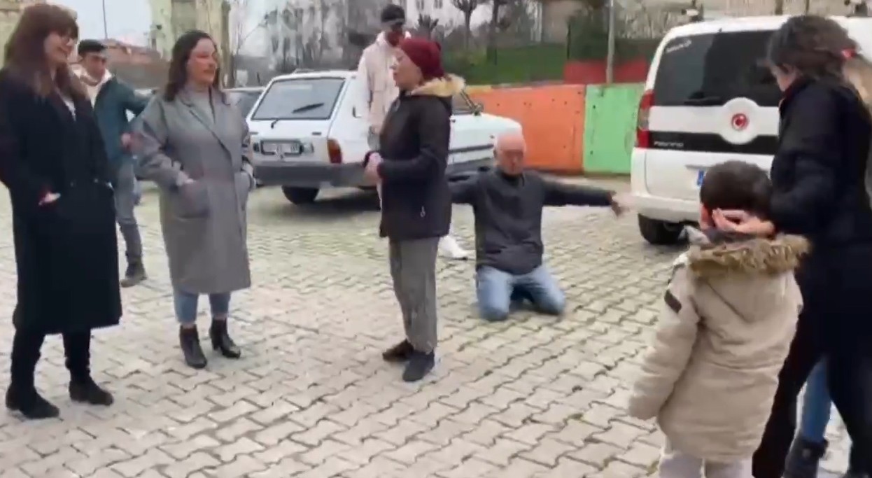 Müebbetten beraate...Özgürlüğüne kavuşan hamile anne çocuklarına böyle koştu... Balıkesir’in Karesi ilçesinde geçtiğimiz yıl kendisini ve 2 çocuğunu ölümle tehdit ettiği gerekçesiyle kocasını pompalı tüfekle öldürüp cezaevine ...