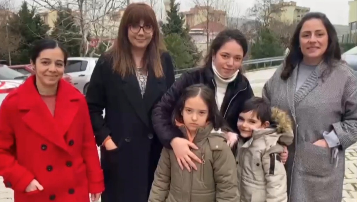Müebbetten beraate...Özgürlüğüne kavuşan hamile anne çocuklarına böyle koştu... Balıkesir’in Karesi ilçesinde geçtiğimiz yıl kendisini ve 2 çocuğunu ölümle tehdit ettiği gerekçesiyle kocasını pompalı tüfekle öldürüp cezaevine ...