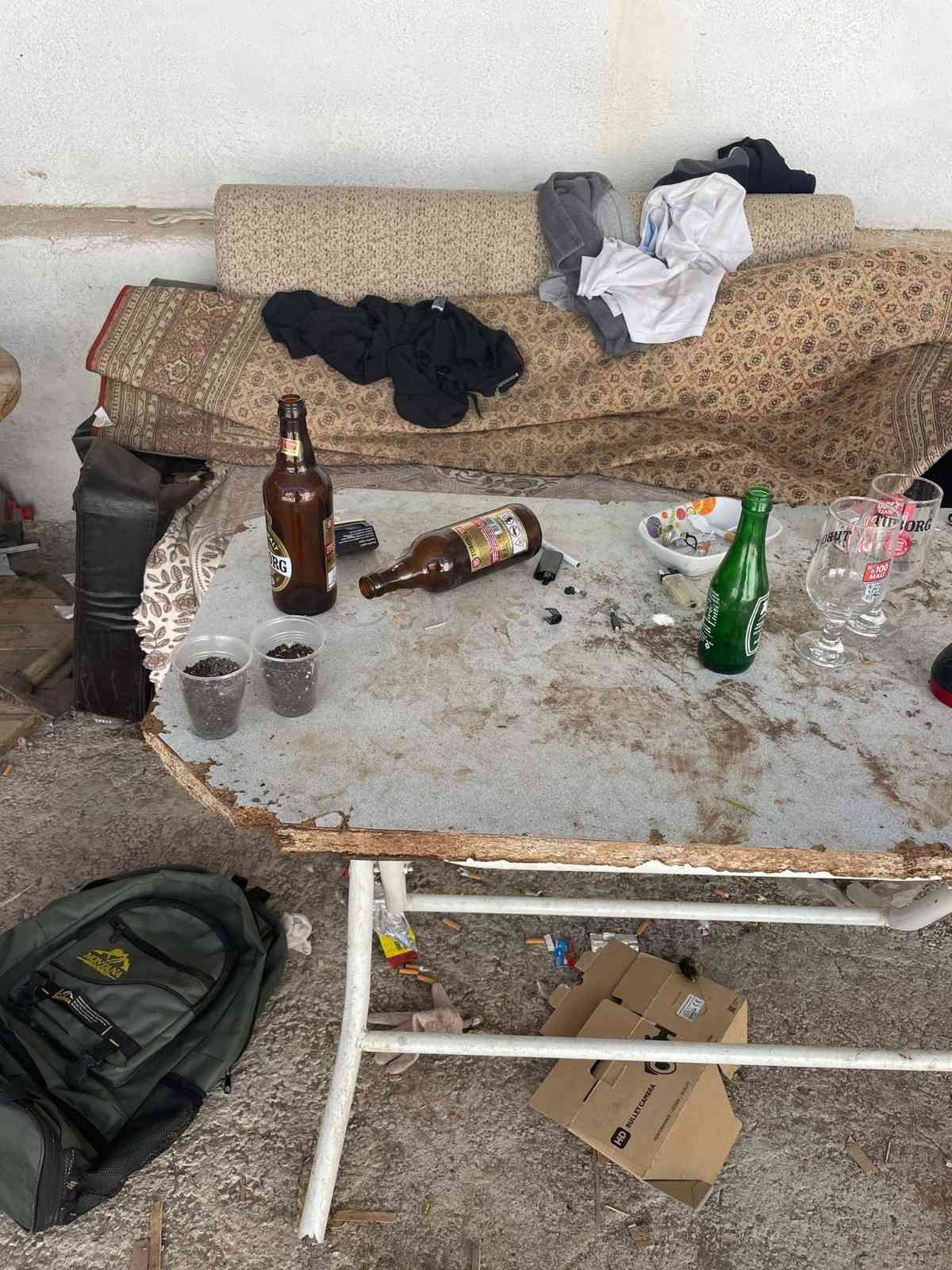 Müebbetten beraate...Özgürlüğüne kavuşan hamile anne çocuklarına böyle koştu... Balıkesir’in Karesi ilçesinde geçtiğimiz yıl kendisini ve 2 çocuğunu ölümle tehdit ettiği gerekçesiyle kocasını pompalı tüfekle öldürüp cezaevine ...