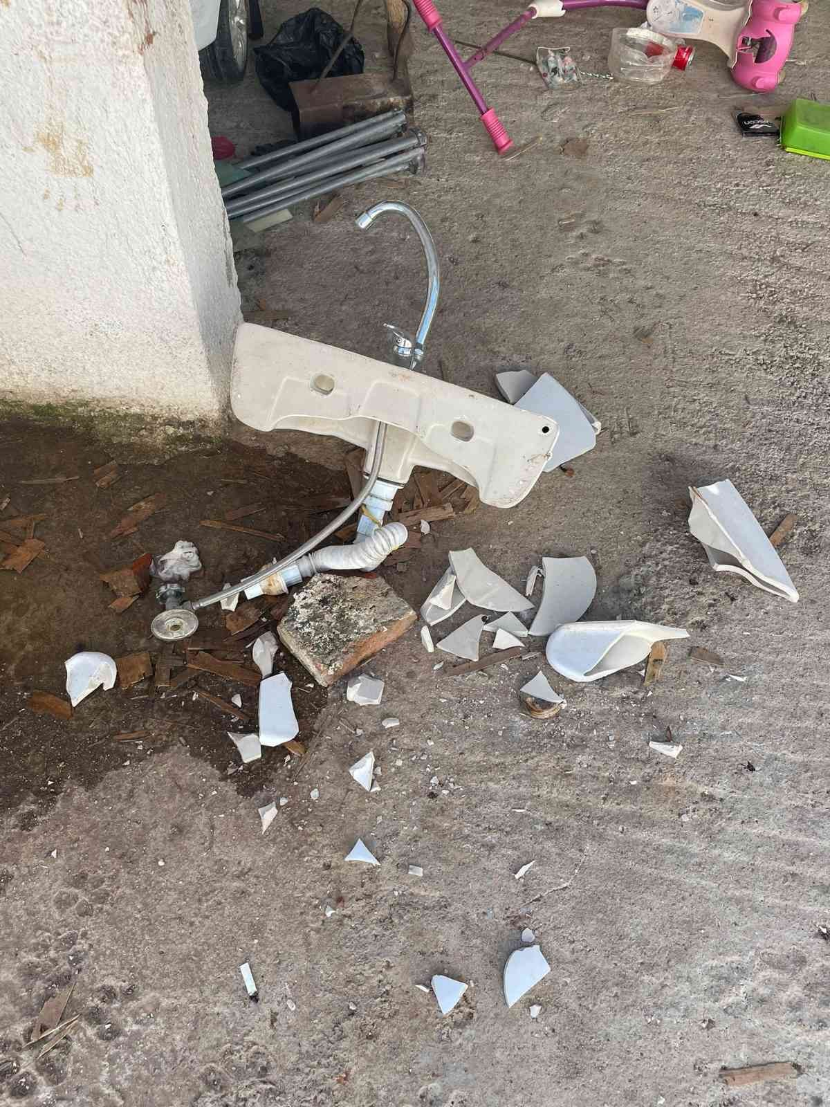 Müebbetten beraate...Özgürlüğüne kavuşan hamile anne çocuklarına böyle koştu... Balıkesir’in Karesi ilçesinde geçtiğimiz yıl kendisini ve 2 çocuğunu ölümle tehdit ettiği gerekçesiyle kocasını pompalı tüfekle öldürüp cezaevine ...