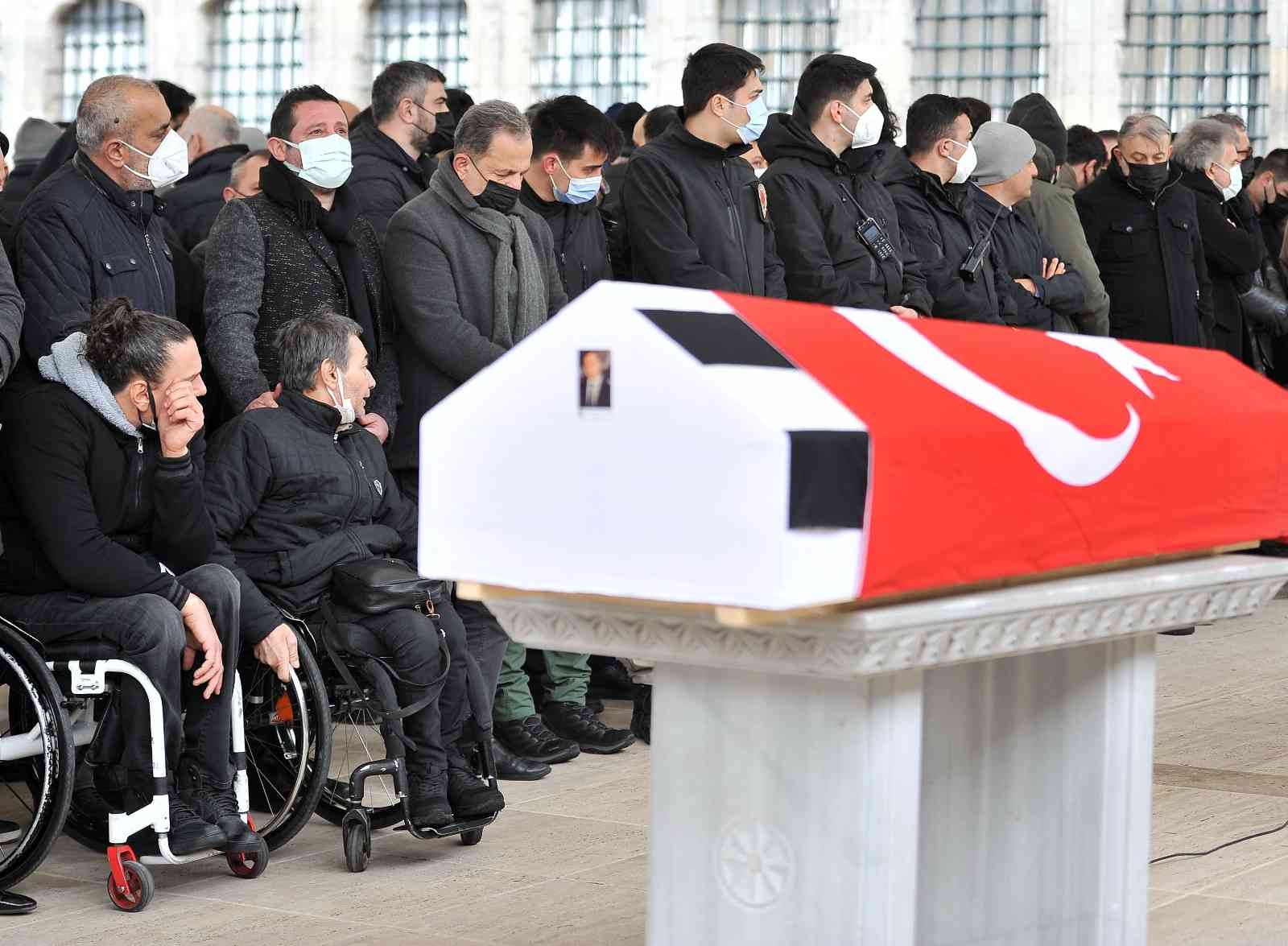 Geçtiğimiz gün hayatını kaybeden Beşiktaş eski yönetim kurulu üyelerinden Necip Sever son yolculuğuna uğurlandı. Cenazede Cumhurbaşkanı Recep ...