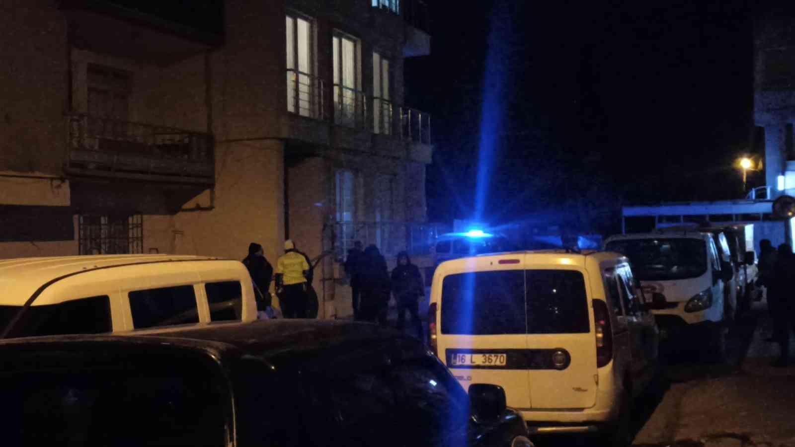 Nişanlısını öldürdü, annesini ağır yaraladı Bursa’da bir kişi, kendisinden ayrılmak isteyen nişanlısını bıçaklayarak öldürdü. Nişanlısının annesini de bıçaklayarak ağır yaralayan şüpheli ...