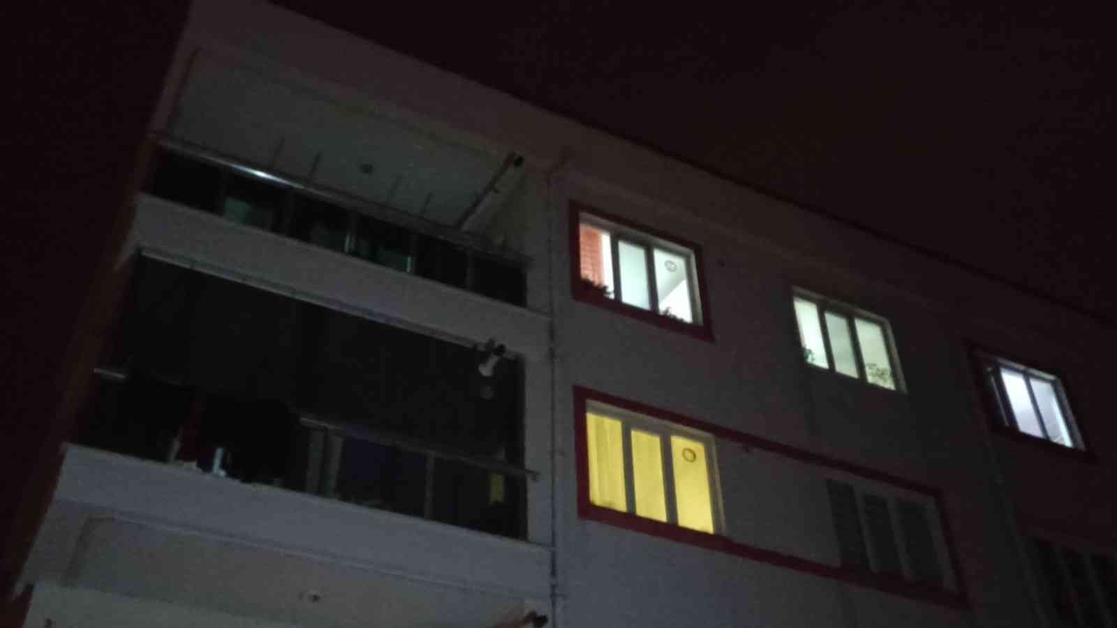 Nişanlısını öldürdü, annesini ağır yaraladı Bursa’da bir kişi, kendisinden ayrılmak isteyen nişanlısını bıçaklayarak öldürdü. Nişanlısının annesini de bıçaklayarak ağır yaralayan şüpheli ...