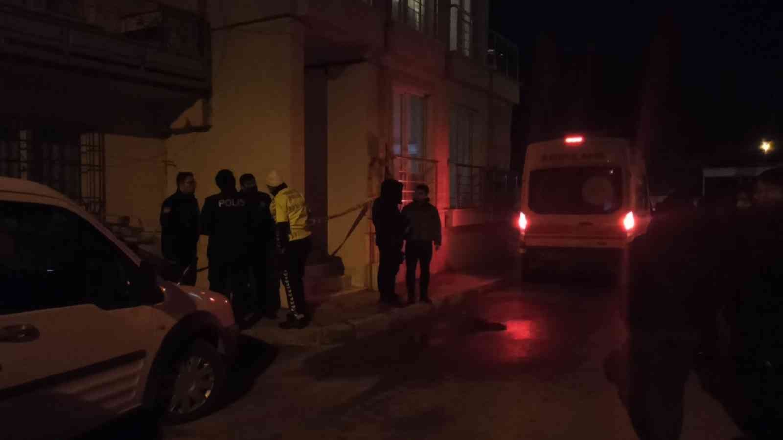 Nişanlısını öldürdü, annesini ağır yaraladı Bursa’da bir kişi, kendisinden ayrılmak isteyen nişanlısını bıçaklayarak öldürdü. Nişanlısının annesini de bıçaklayarak ağır yaralayan şüpheli ...