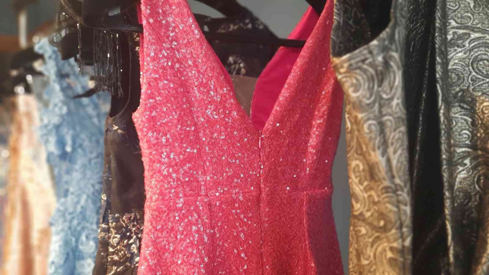 Nişantaşı’nda moda mağazaları açılışları yeniden hız kazandı Pandemi’nin etkisi moda alanında da etkisini kaybetmeye devam ediyor. Modacı Serena Torosoğlu, yeteneklerini ve iddialı tasarımlarını ...