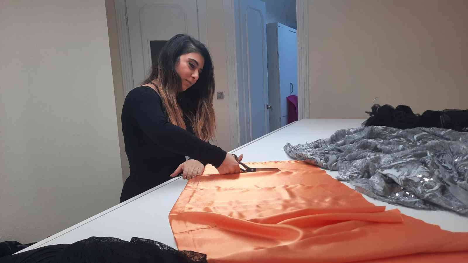 Nişantaşı’nda moda mağazaları açılışları yeniden hız kazandı Pandemi’nin etkisi moda alanında da etkisini kaybetmeye devam ediyor. Modacı Serena Torosoğlu, yeteneklerini ve iddialı tasarımlarını ...