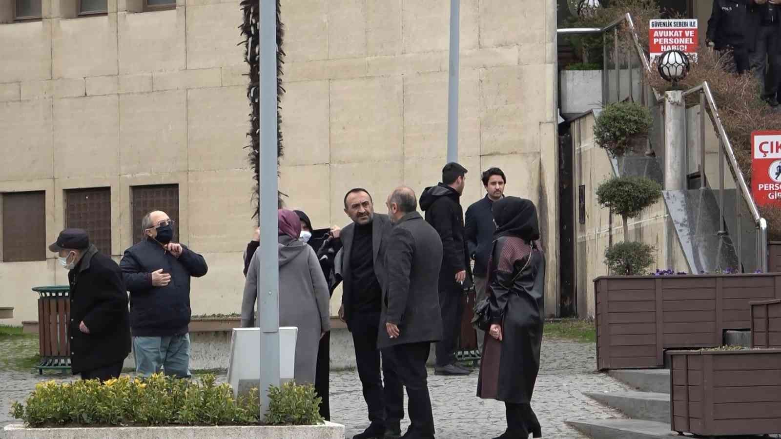 "O eşimi öldürdü yanında ben de öldüm" Bursa’da yaşlı kadının ölümüne, yanındaki kocasının da yaralanmasına sebep olan kazada 307 promil alkollü olduğu tespit edilen sürücü hakim ...