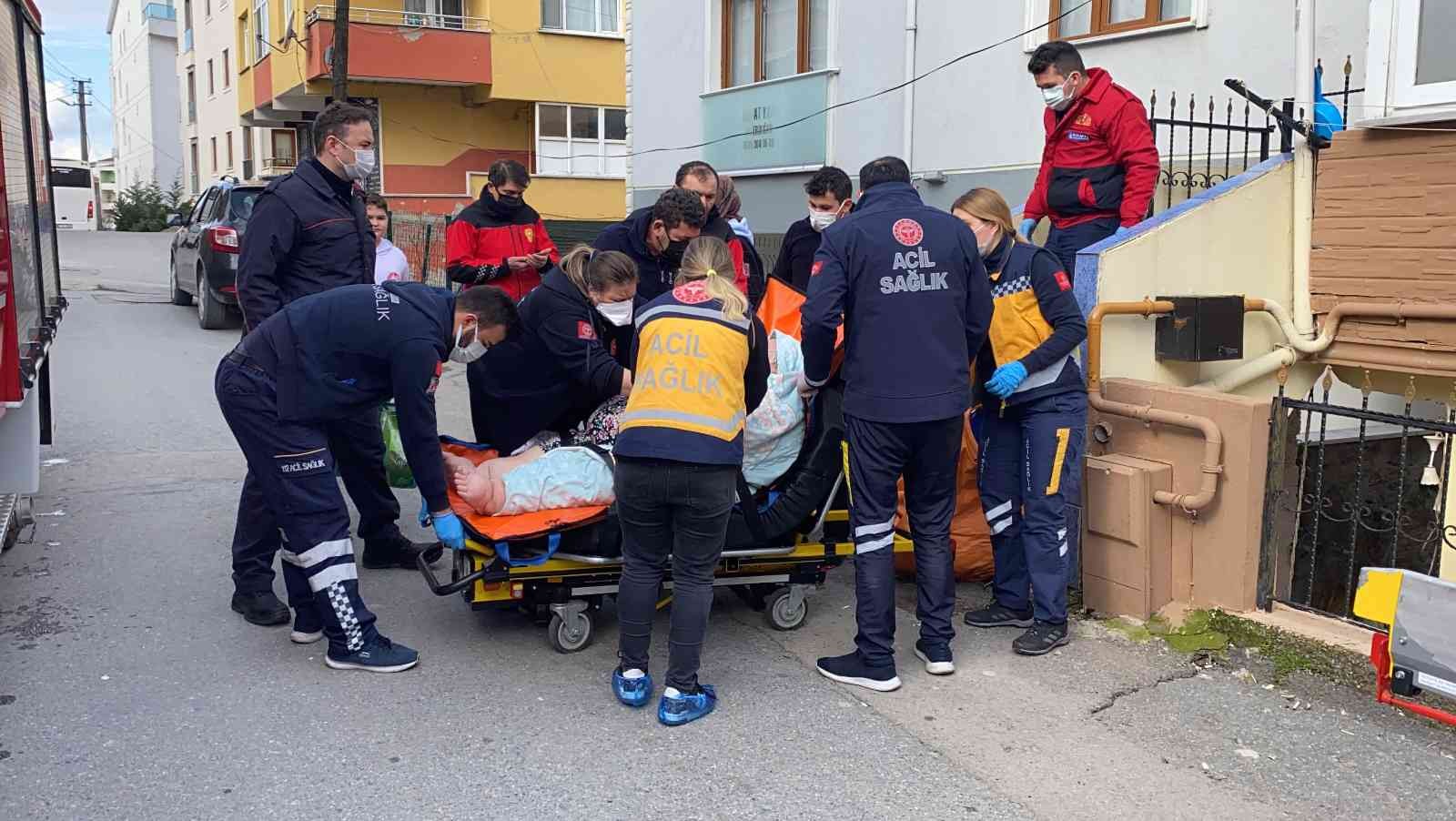 Obez hasta itfaiyenin yardımıyla hastaneye sevk edildi Kocaeli’nin Gebze ilçesinde nefes darlığı çeken yaşlı kadın, itfaiyenin de yardımıyla obez ambulansına taşınarak hastaneye sevk edildi. Olay ...