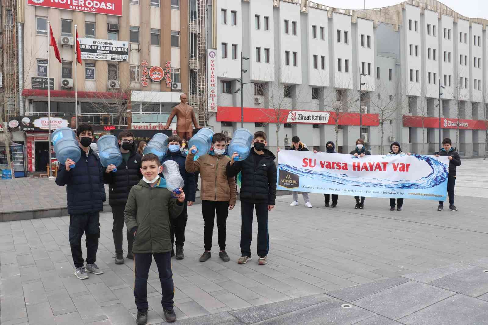 SAKARYA (İHA) – Sakarya’da 22 Mart Dünya Su Günü kapsamında farklı bir etkinliğe imza atıldı. Suyun önemine dikkat çekmek için gerçekleştirilen ...