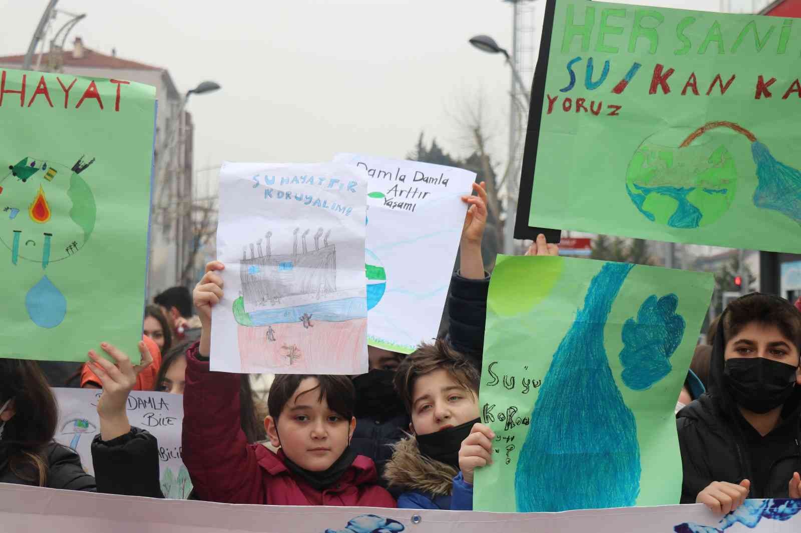 SAKARYA (İHA) – Sakarya’da 22 Mart Dünya Su Günü kapsamında farklı bir etkinliğe imza atıldı. Suyun önemine dikkat çekmek için gerçekleştirilen ...