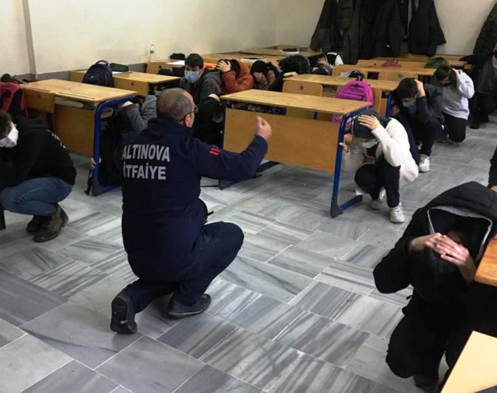 Yalova’nın Altınova Belediyesi İtfaiye Amirliği, Deprem Haftası kapsamında Altınova Bülent Özyürük Çok Programlı Anadolu Lisesinde deprem ve ...