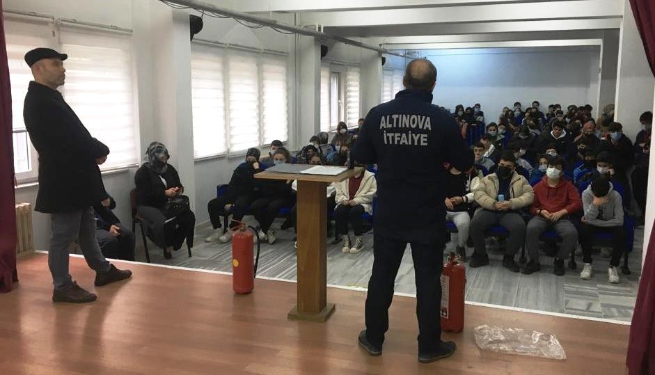 Yalova’nın Altınova Belediyesi İtfaiye Amirliği, Deprem Haftası kapsamında Altınova Bülent Özyürük Çok Programlı Anadolu Lisesinde deprem ve ...