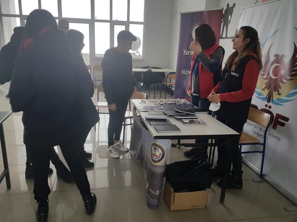 Öğrencilere, terör örgütlerinin eleman temin yöntemi anlatıldı Tekirdağ’da üniversite öğrencilerine yönelik terör örgütlerinin propaganda ve eleman temin yöntemleri hakkında bilgilendirmeler yapıldı. Tekirdağ ...