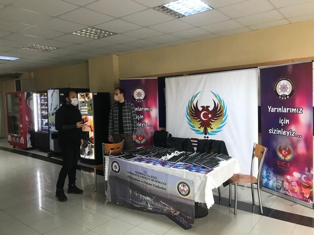 Öğrencilere, terör örgütlerinin eleman temin yöntemi anlatıldı Tekirdağ’da üniversite öğrencilerine yönelik terör örgütlerinin propaganda ve eleman temin yöntemleri hakkında bilgilendirmeler yapıldı. Tekirdağ ...